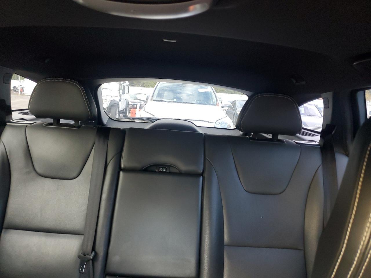 2017 VOLVO V60