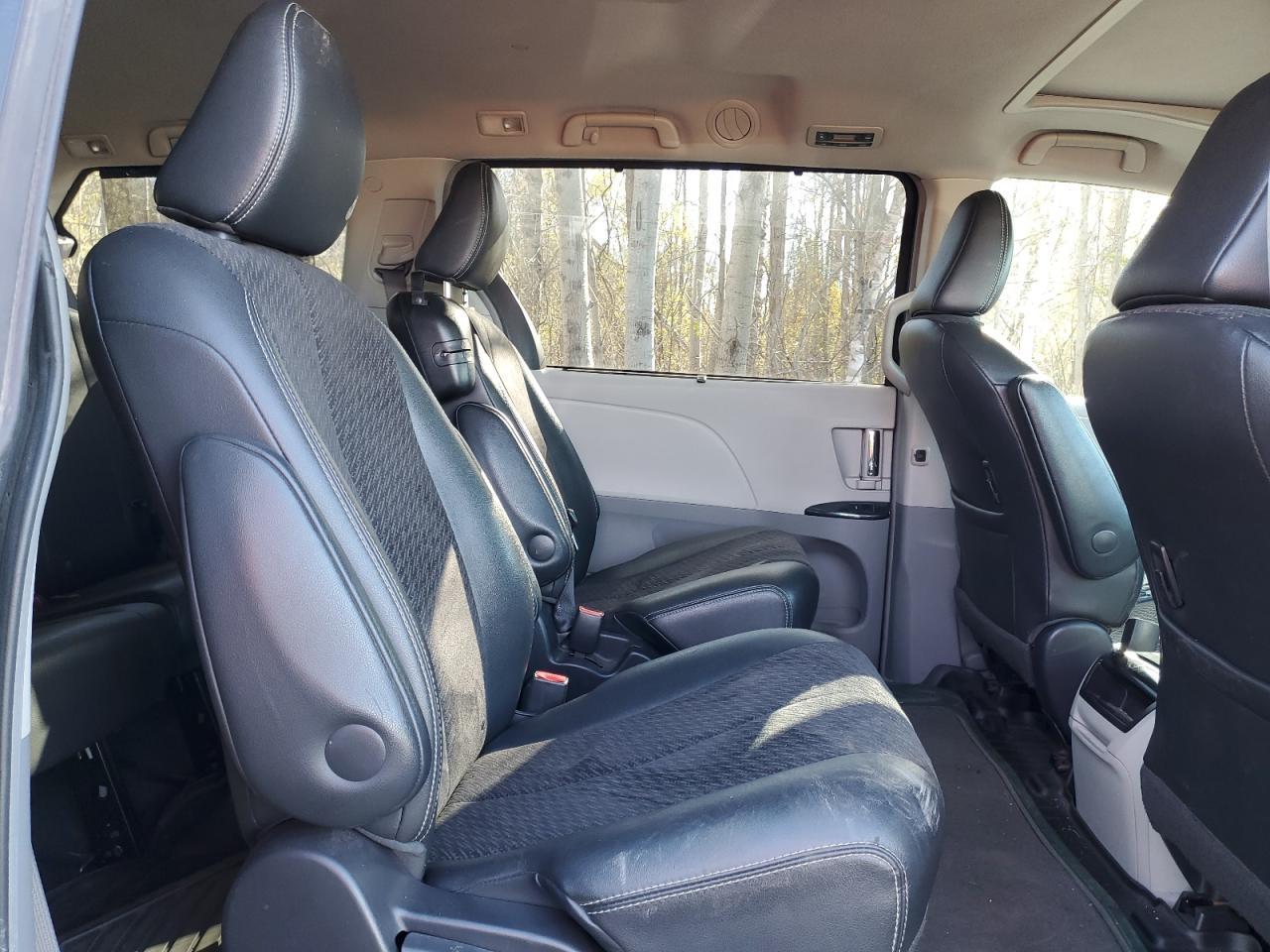 2011 TOYOTA SIENNA