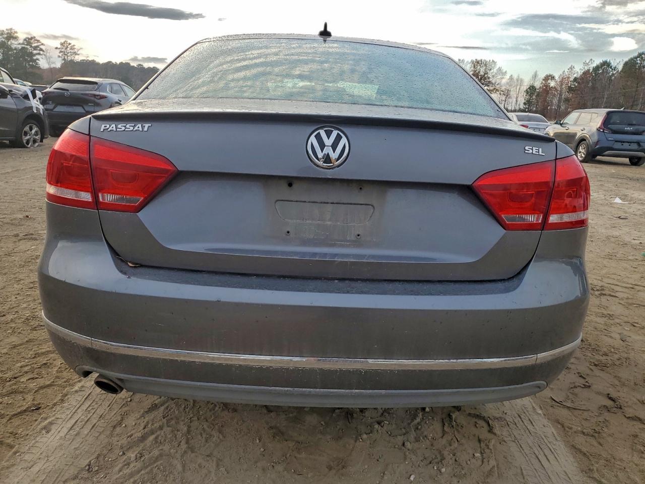 2012 VOLKSWAGEN Passat