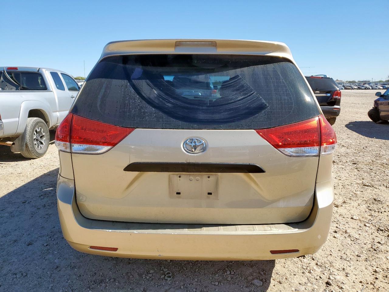 2011 TOYOTA SIENNA