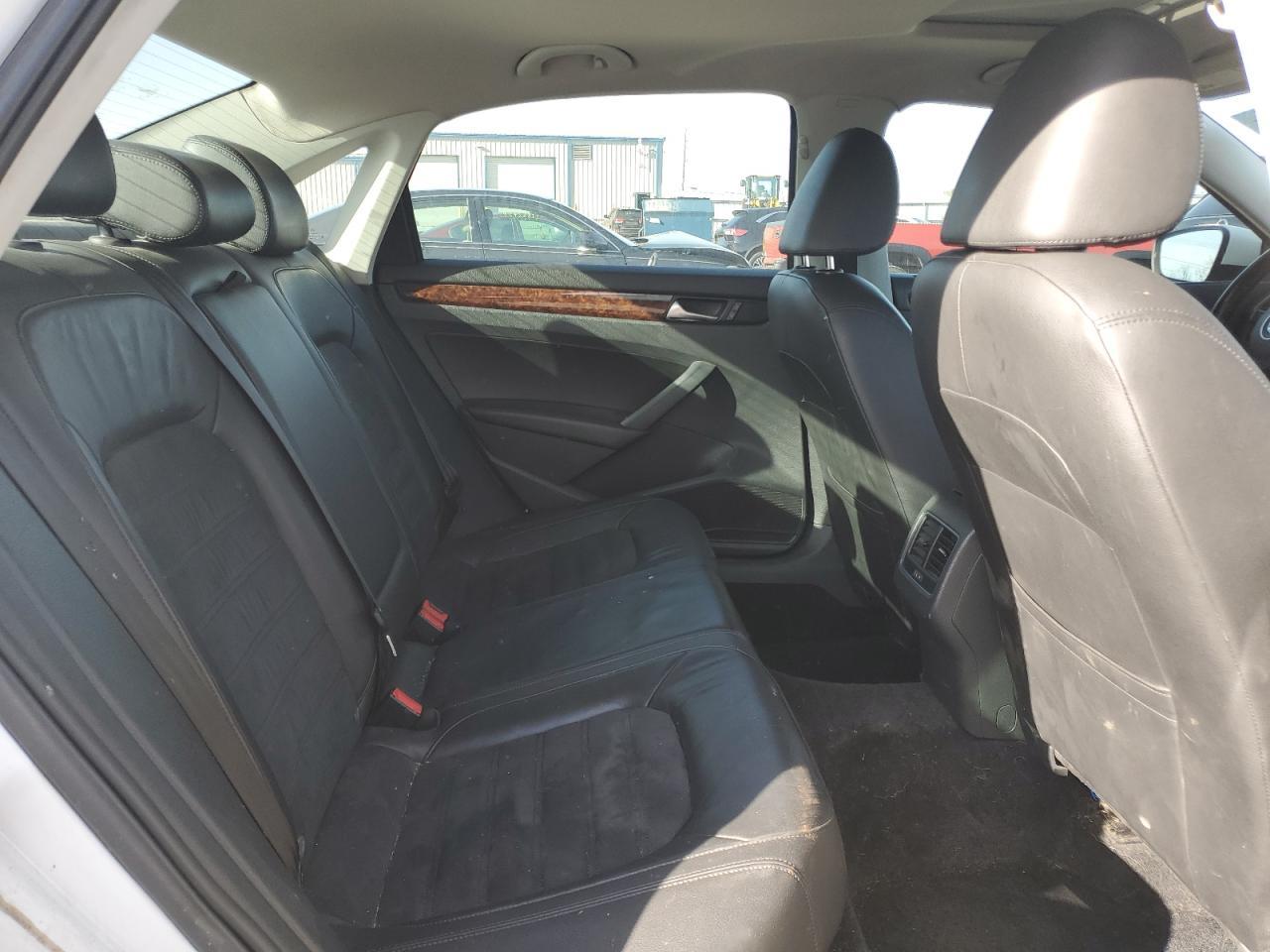 2013 VOLKSWAGEN Passat