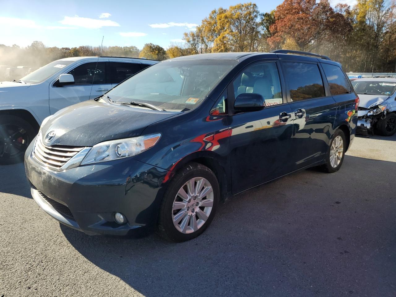 2011 TOYOTA SIENNA