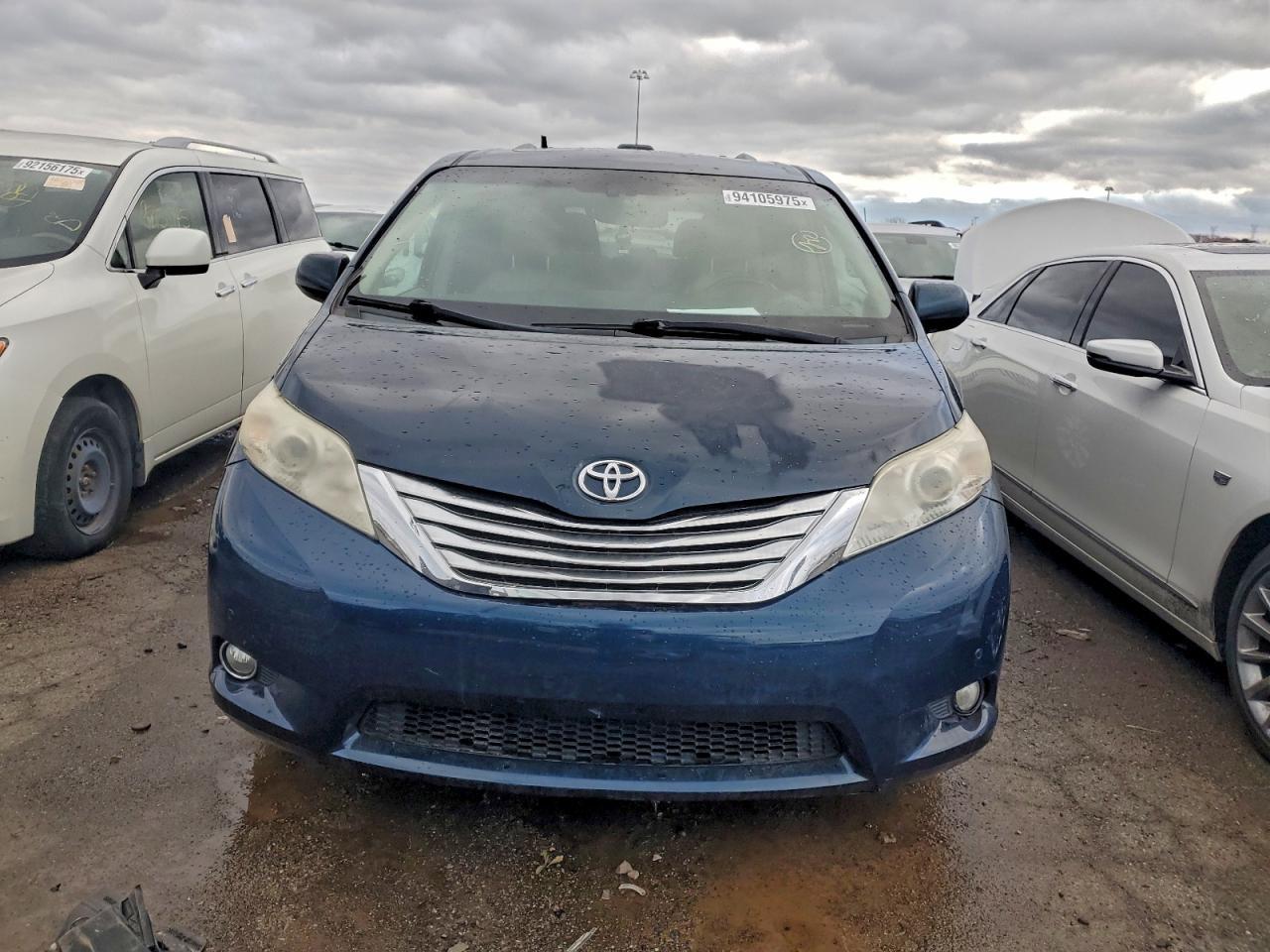 2011 TOYOTA SIENNA
