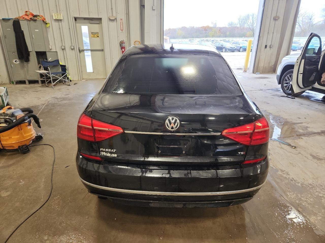 2016 VOLKSWAGEN Passat