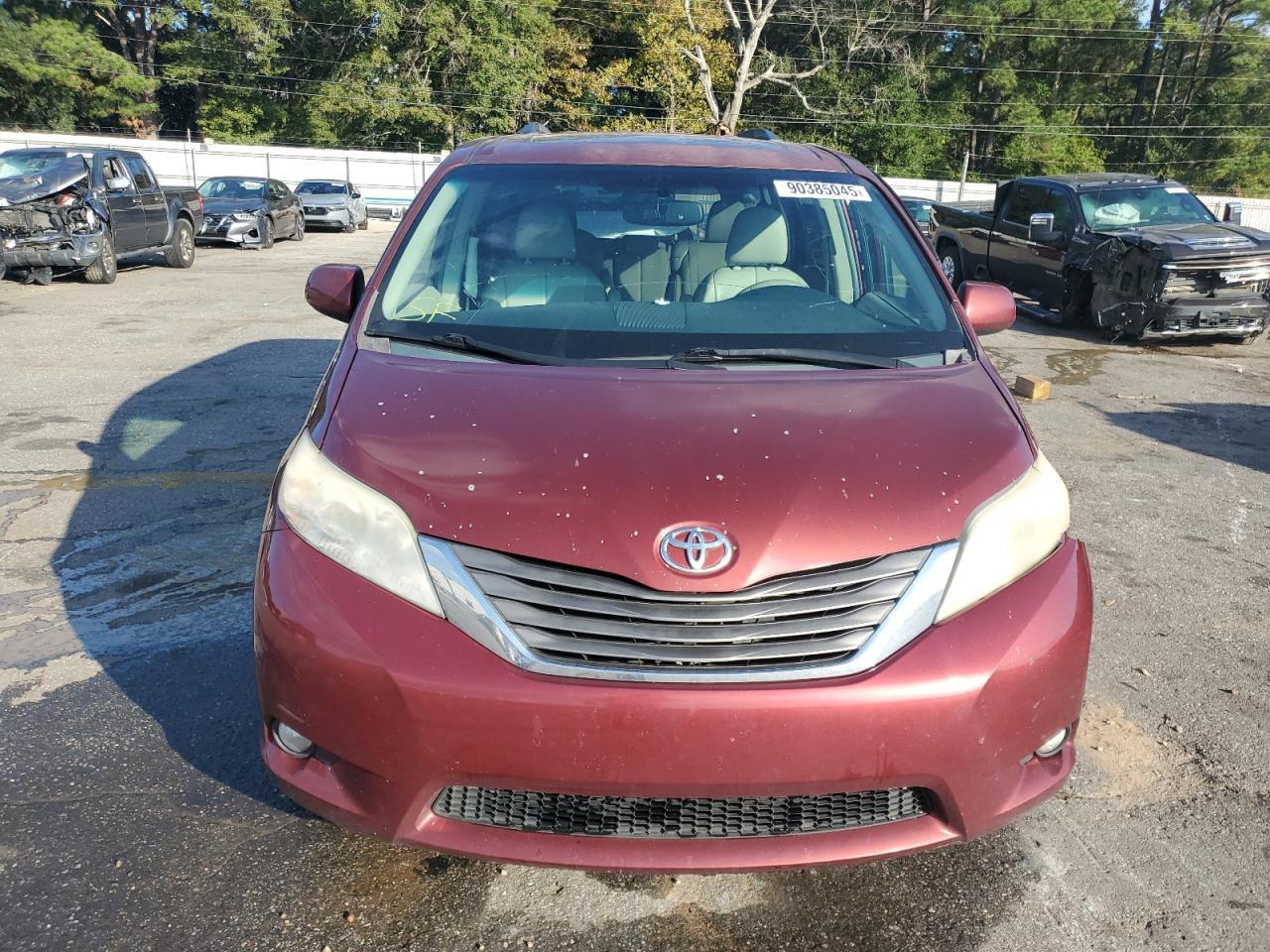 2011 TOYOTA SIENNA