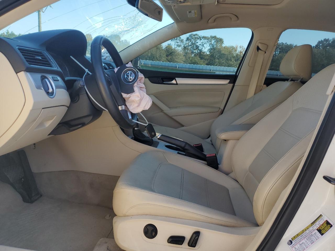 2013 VOLKSWAGEN Passat