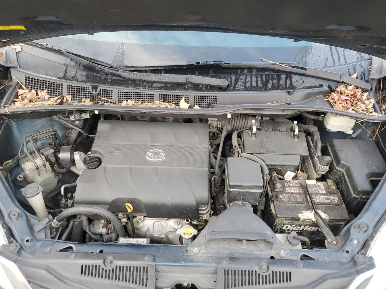 2011 TOYOTA SIENNA