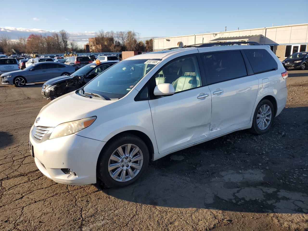 2011 TOYOTA SIENNA