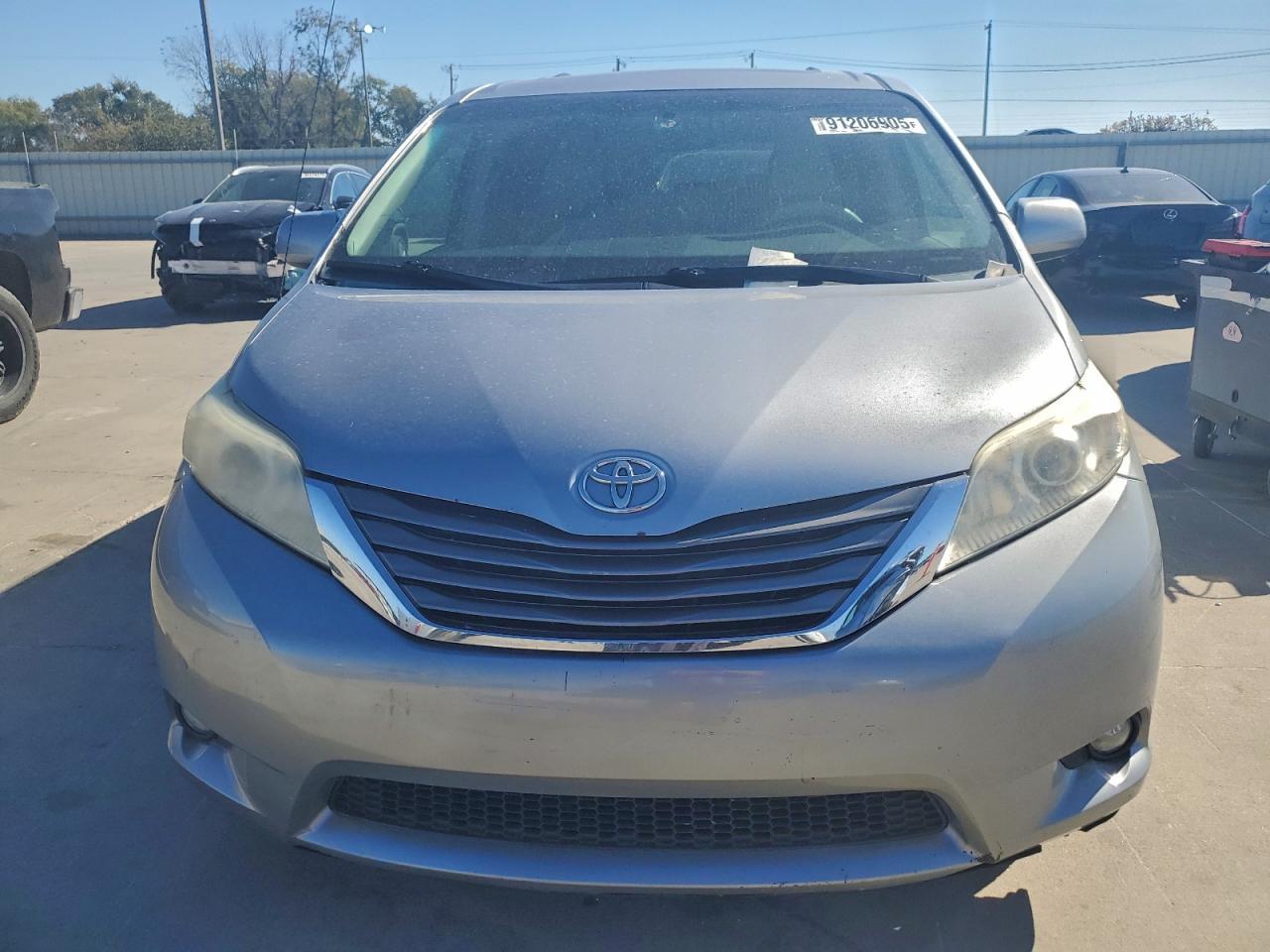 2011 TOYOTA SIENNA