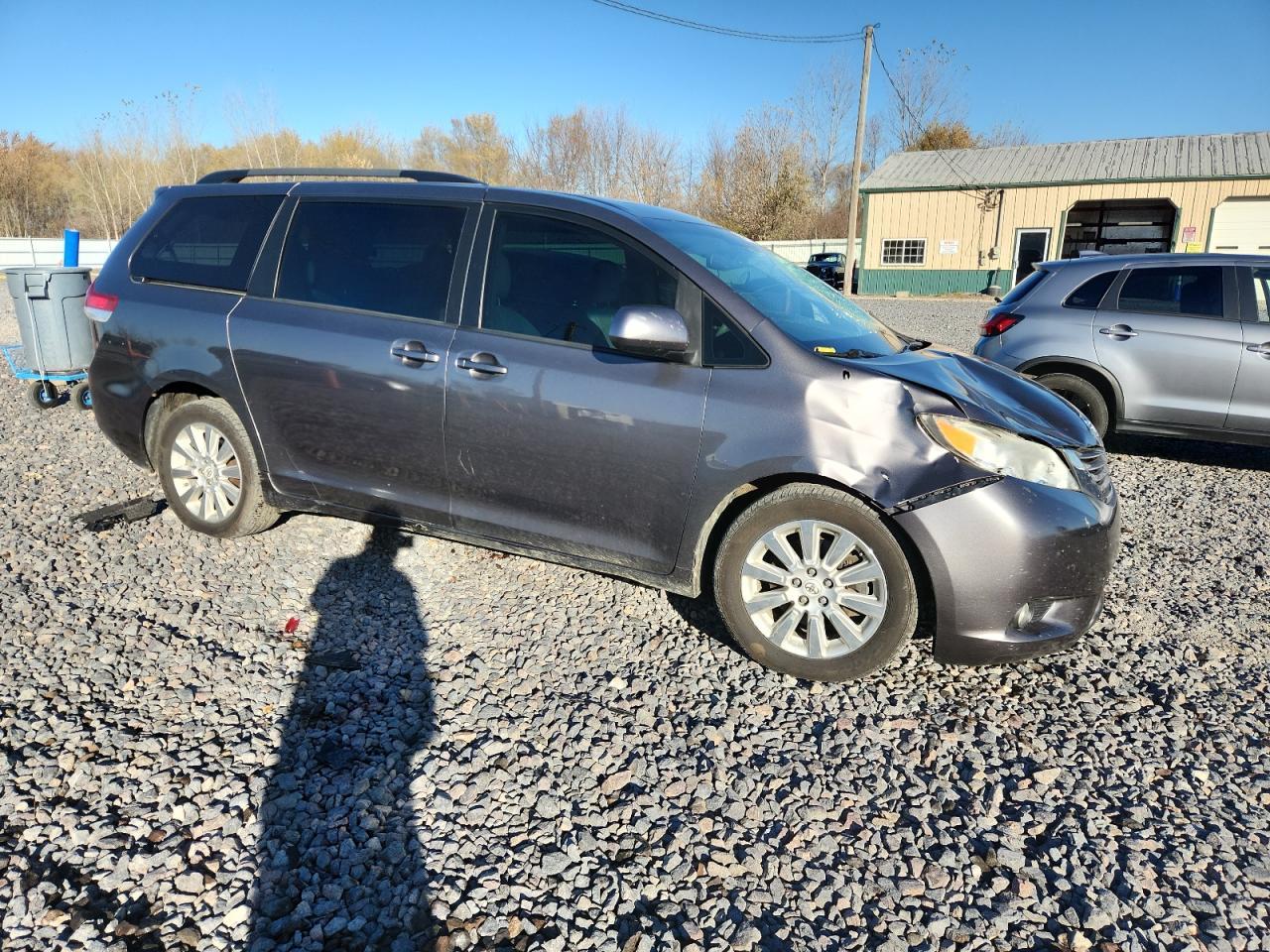 2011 TOYOTA SIENNA