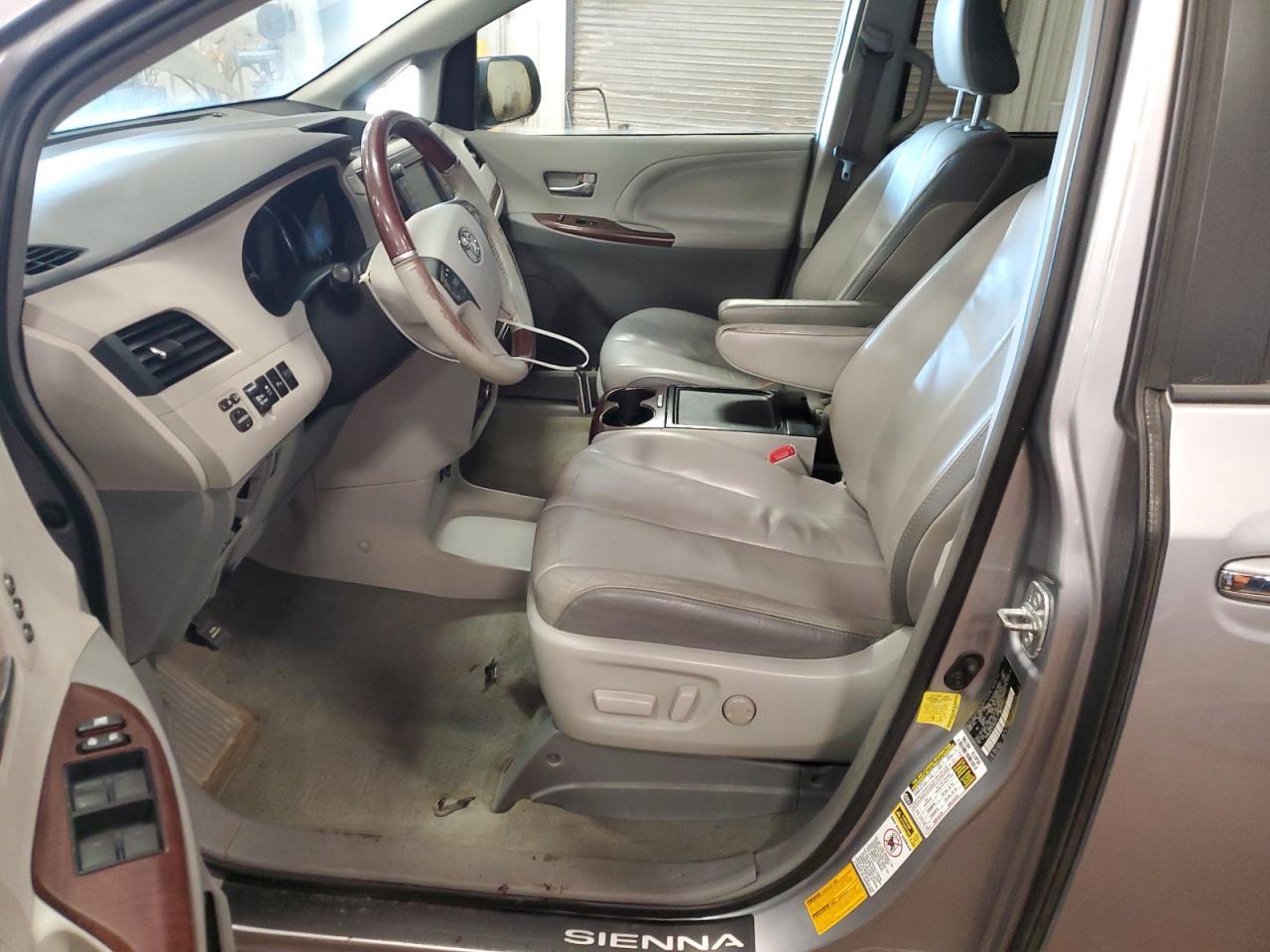 2012 TOYOTA SIENNA