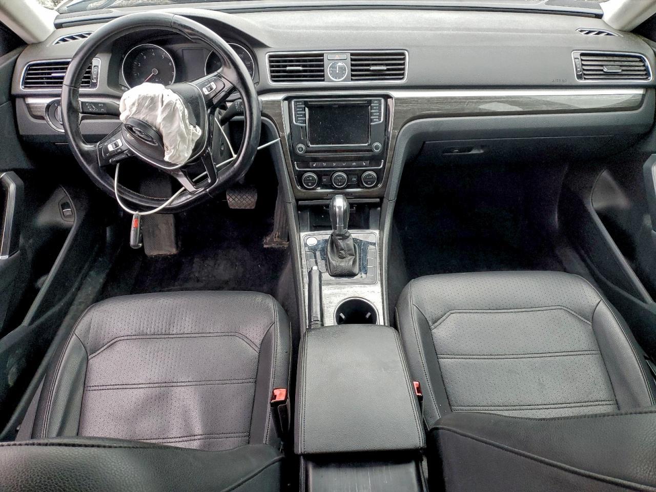 2017 VOLKSWAGEN Passat