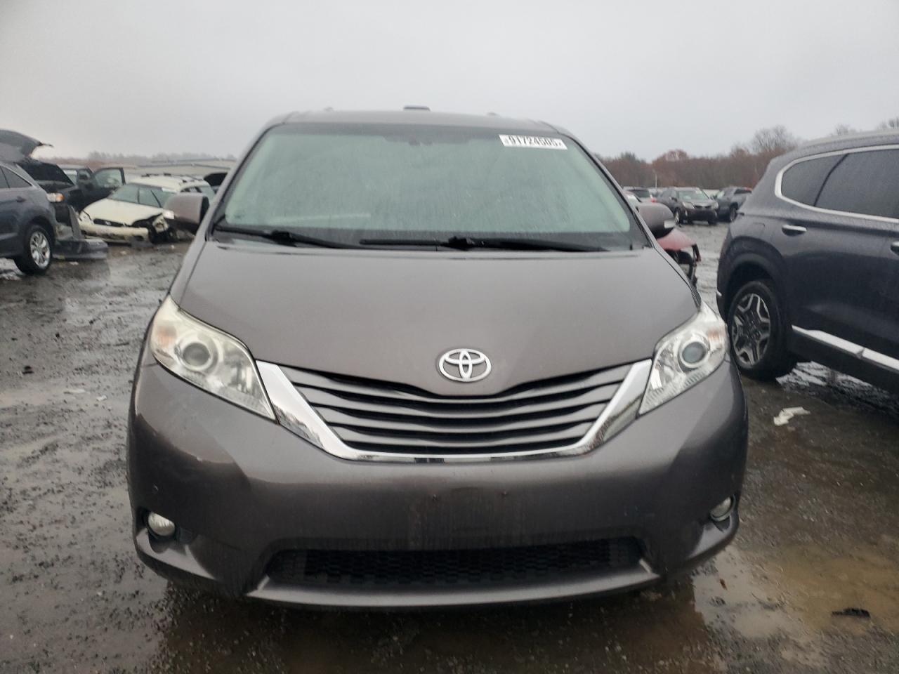 2013 TOYOTA SIENNA