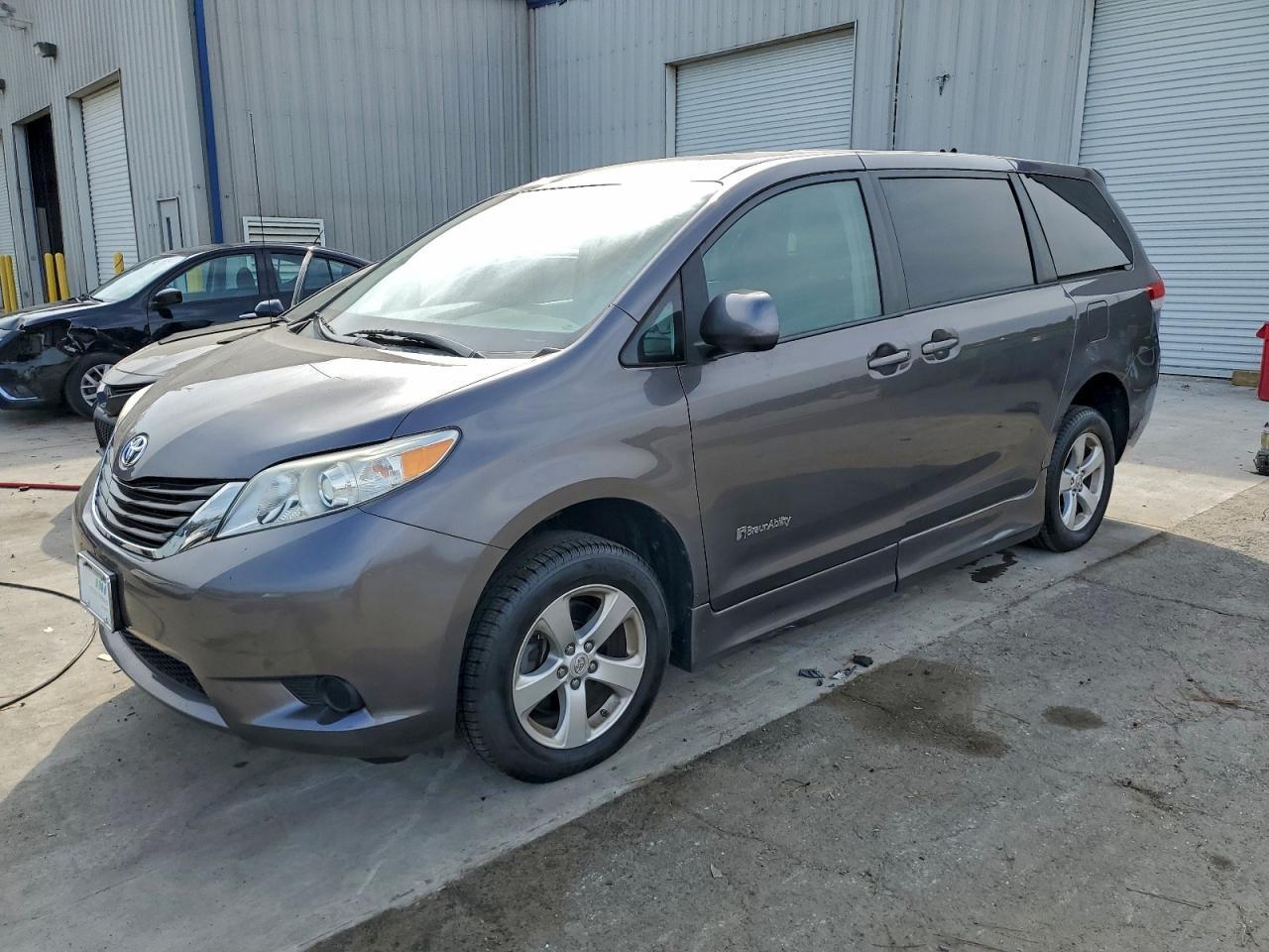 2011 TOYOTA SIENNA