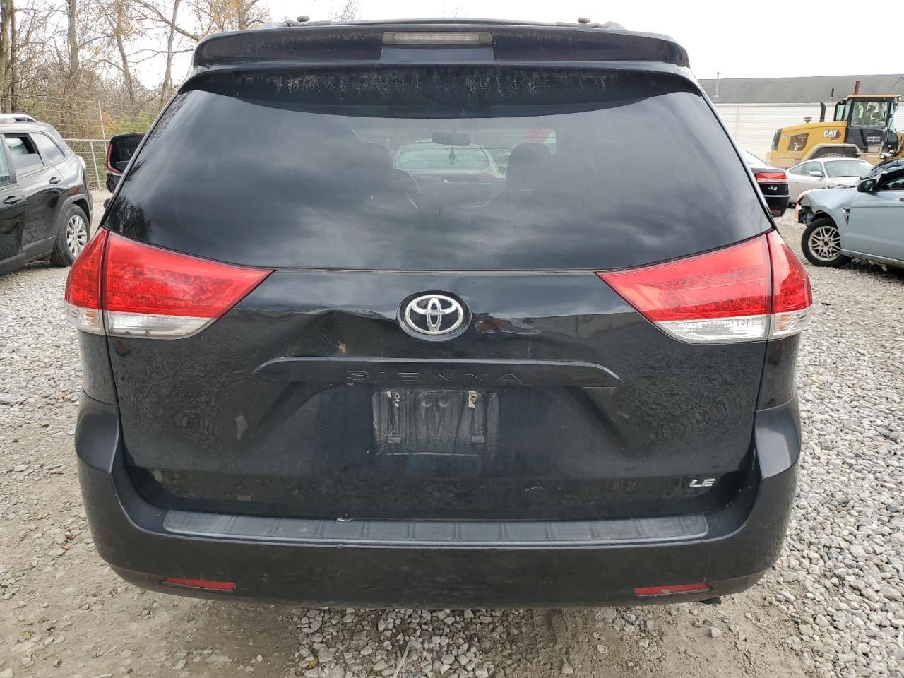2011 TOYOTA SIENNA