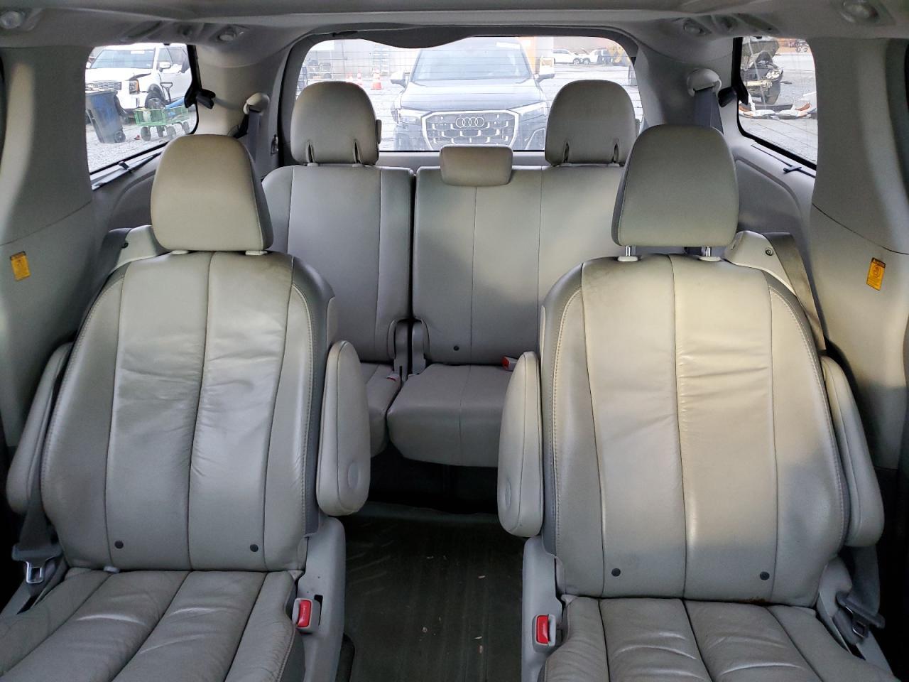 2011 TOYOTA SIENNA