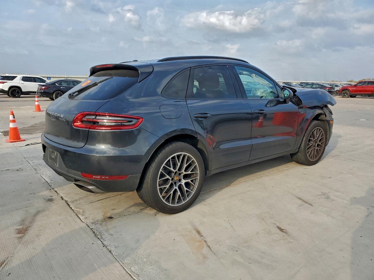 2018 PORSCHE Macan