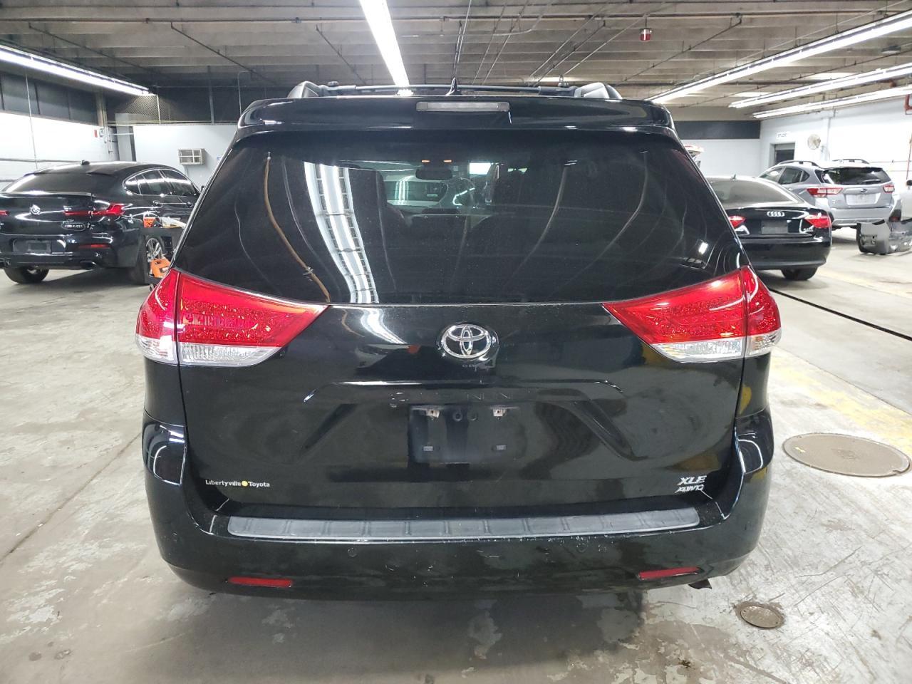 2011 TOYOTA SIENNA