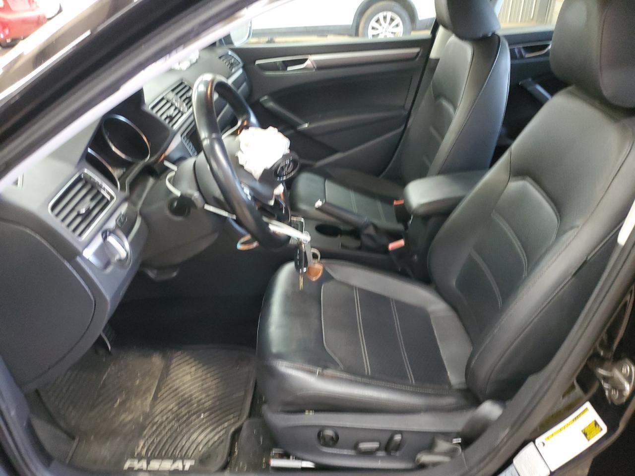 2016 VOLKSWAGEN Passat