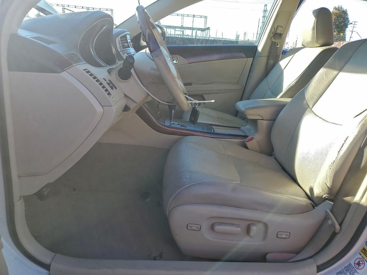 2011 TOYOTA Avalon