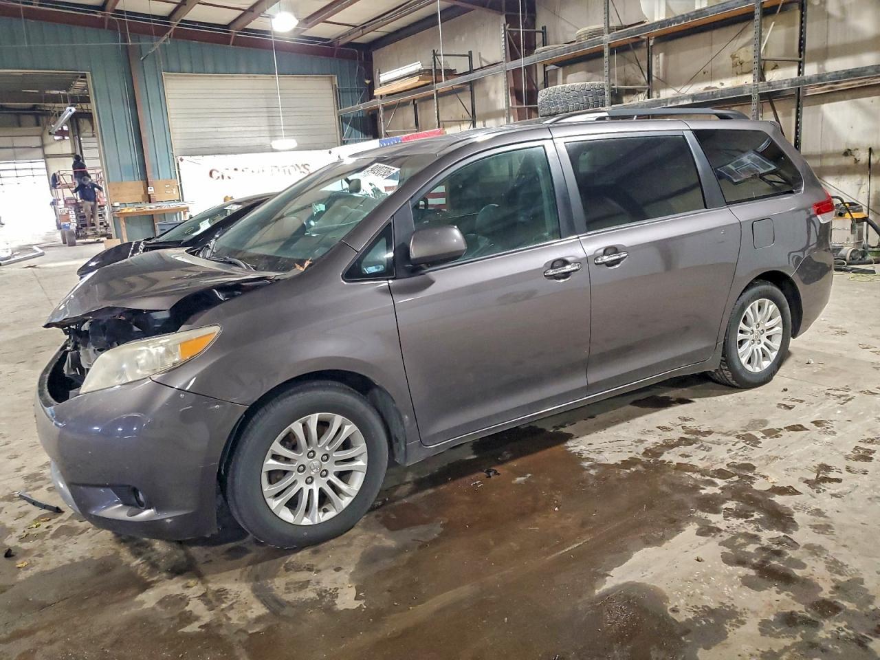 2011 TOYOTA SIENNA