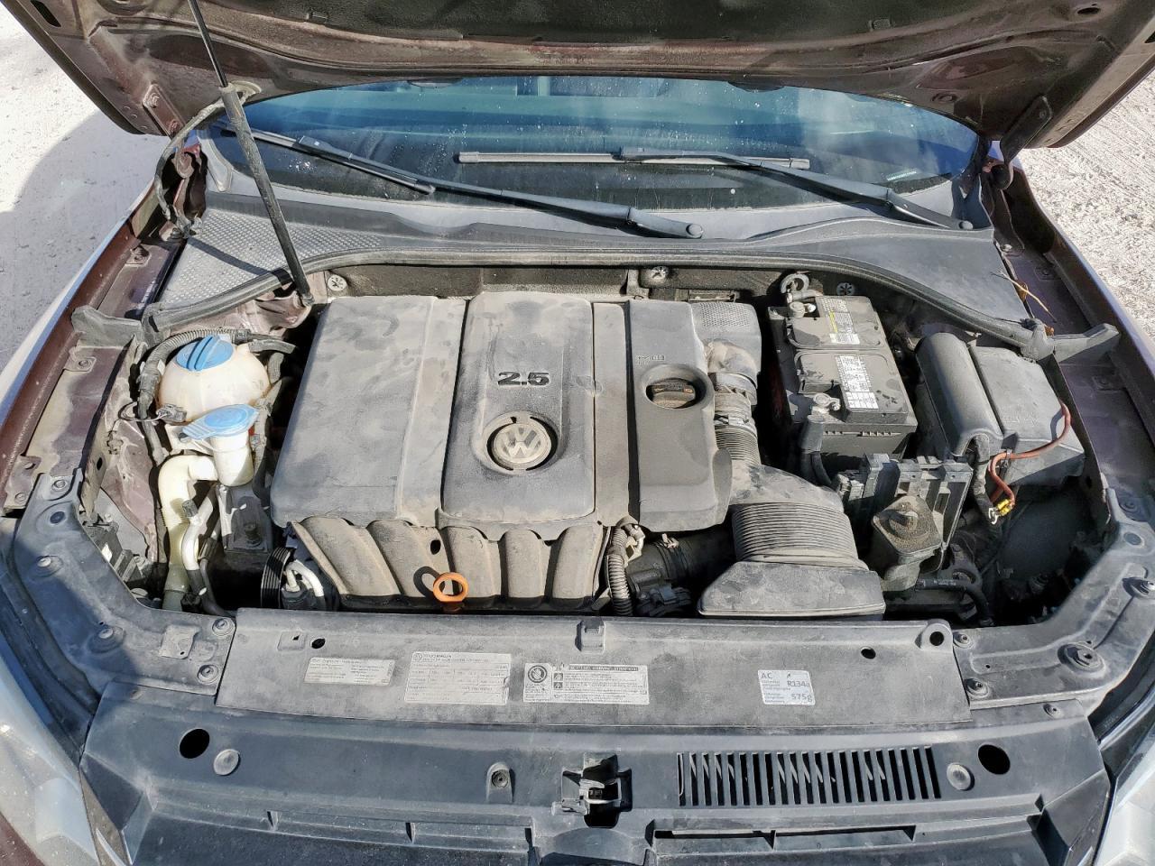 2013 VOLKSWAGEN Passat