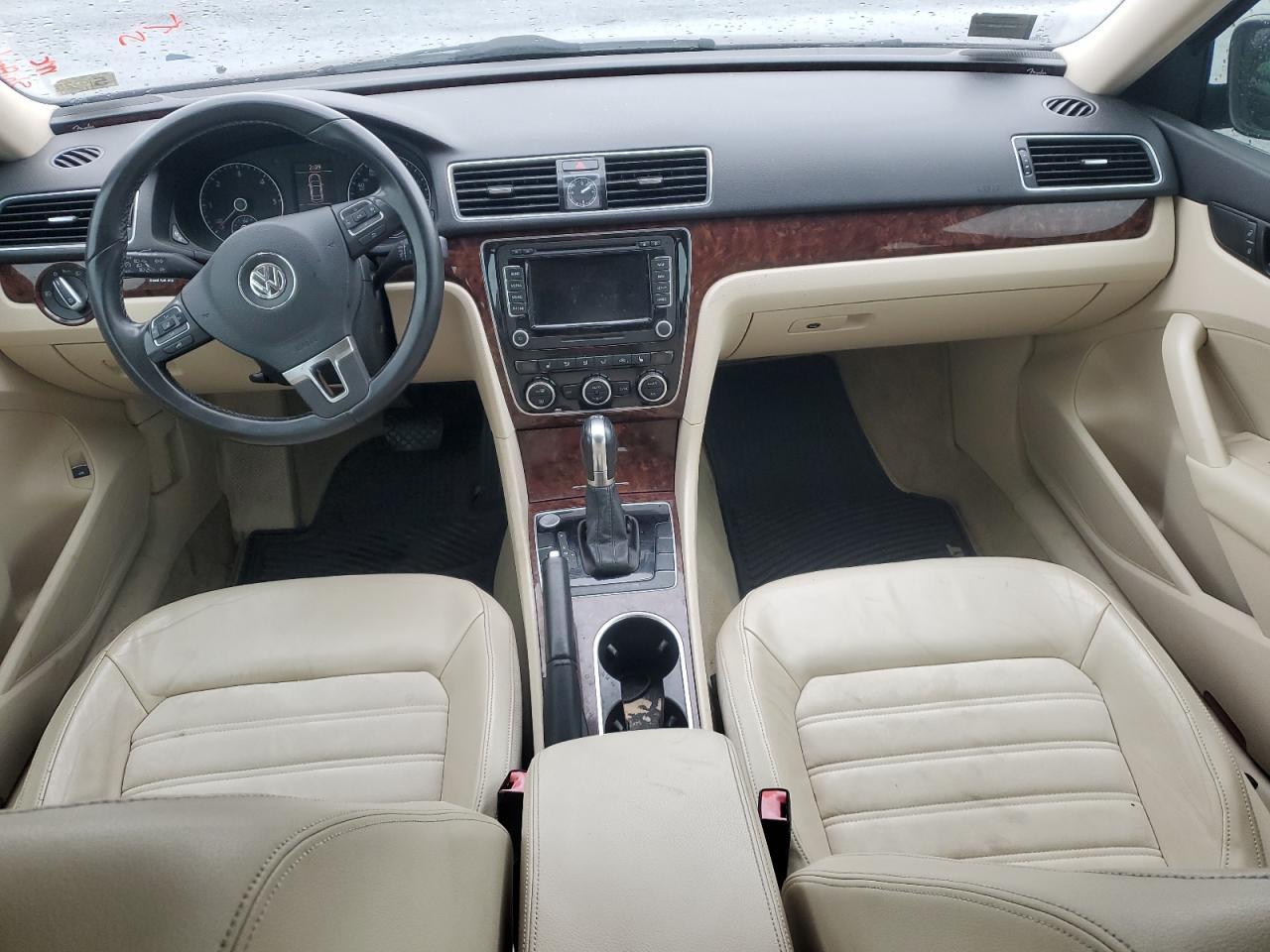 2013 VOLKSWAGEN Passat