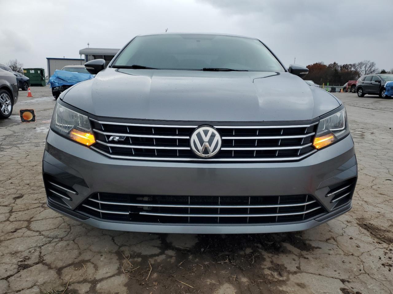 2017 VOLKSWAGEN Passat