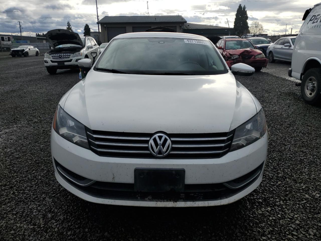 2013 VOLKSWAGEN Passat