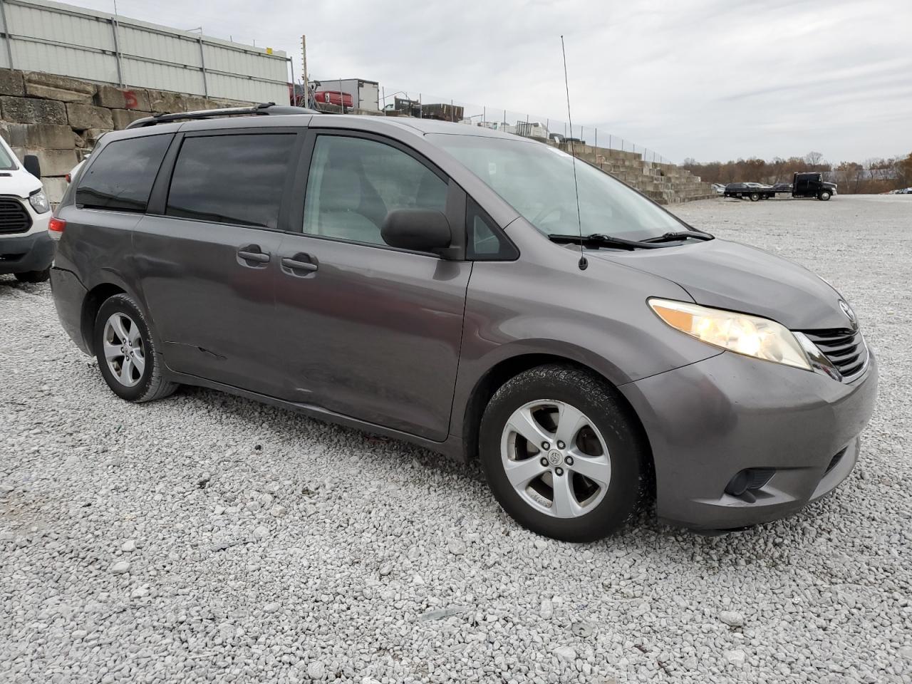 2012 TOYOTA SIENNA