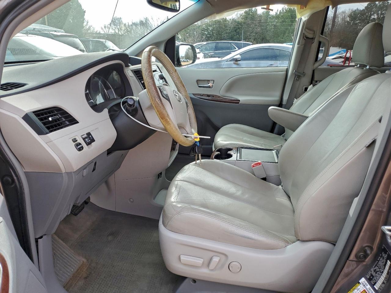 2012 TOYOTA SIENNA