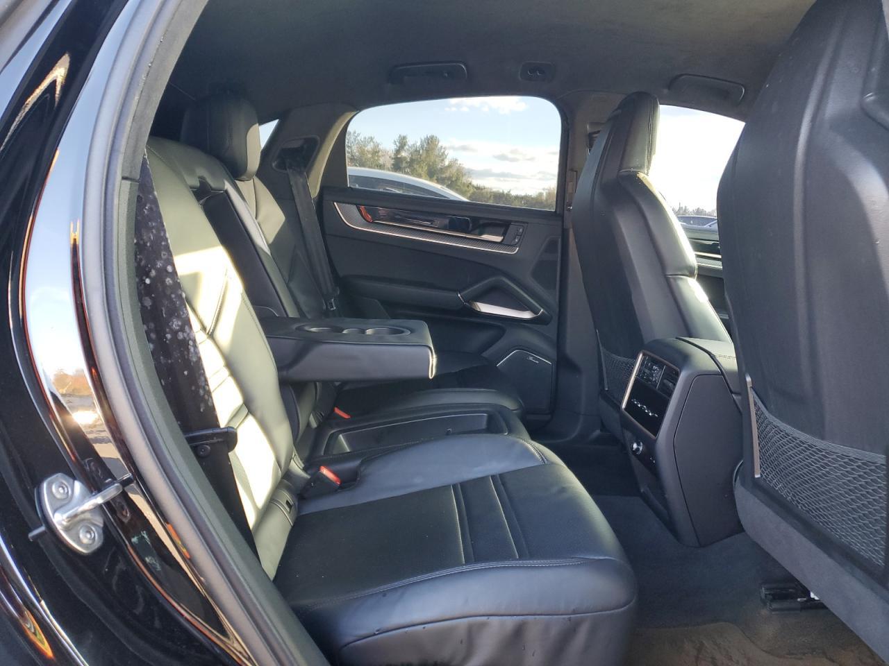 2024 PORSCHE CAYENNE