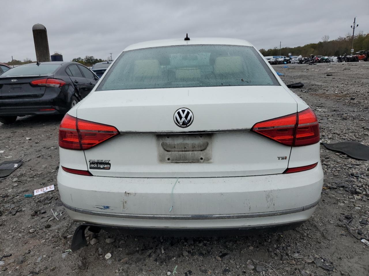 2016 VOLKSWAGEN Passat