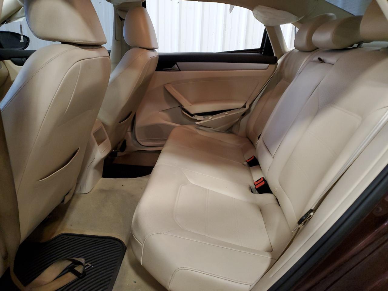2012 VOLKSWAGEN Passat
