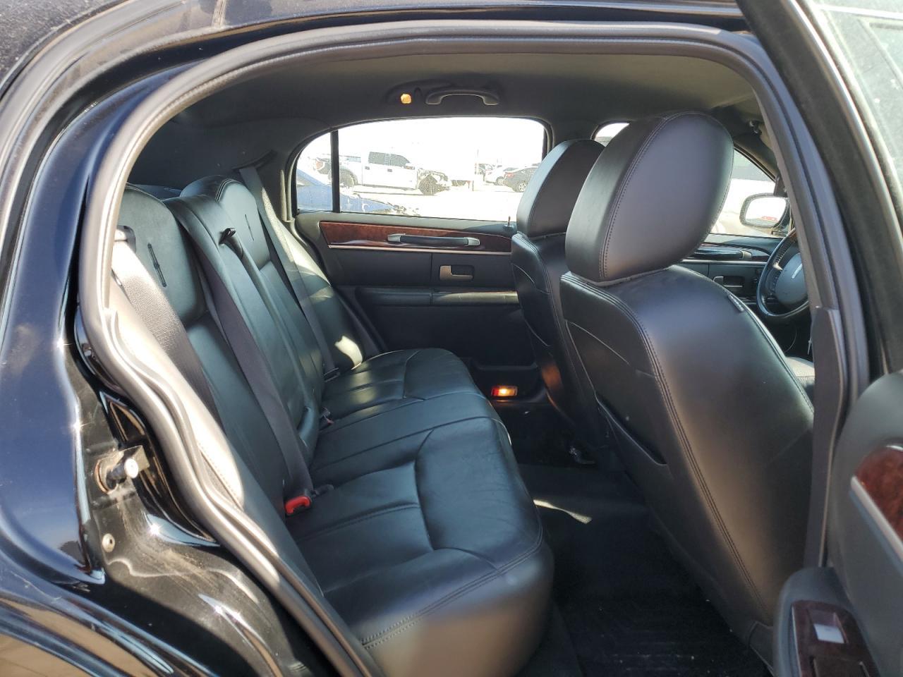 2011 LINCOLN Town Car