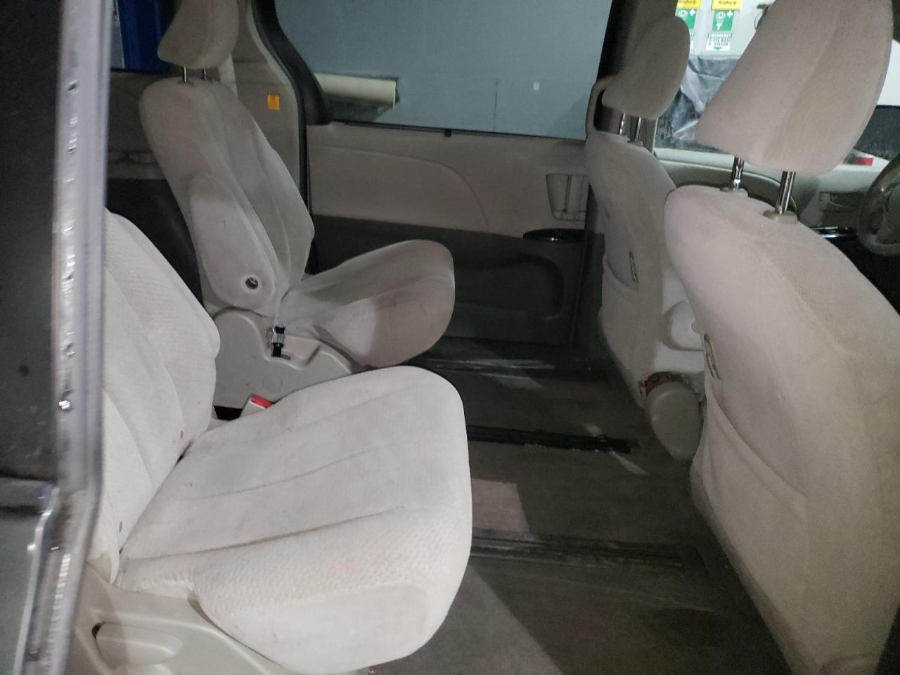 2011 TOYOTA SIENNA