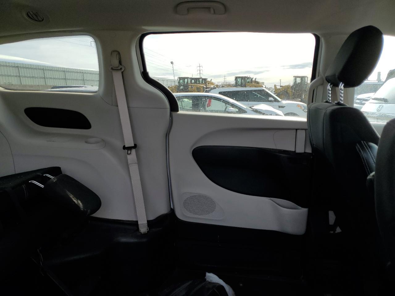 2022 CHRYSLER Voyager