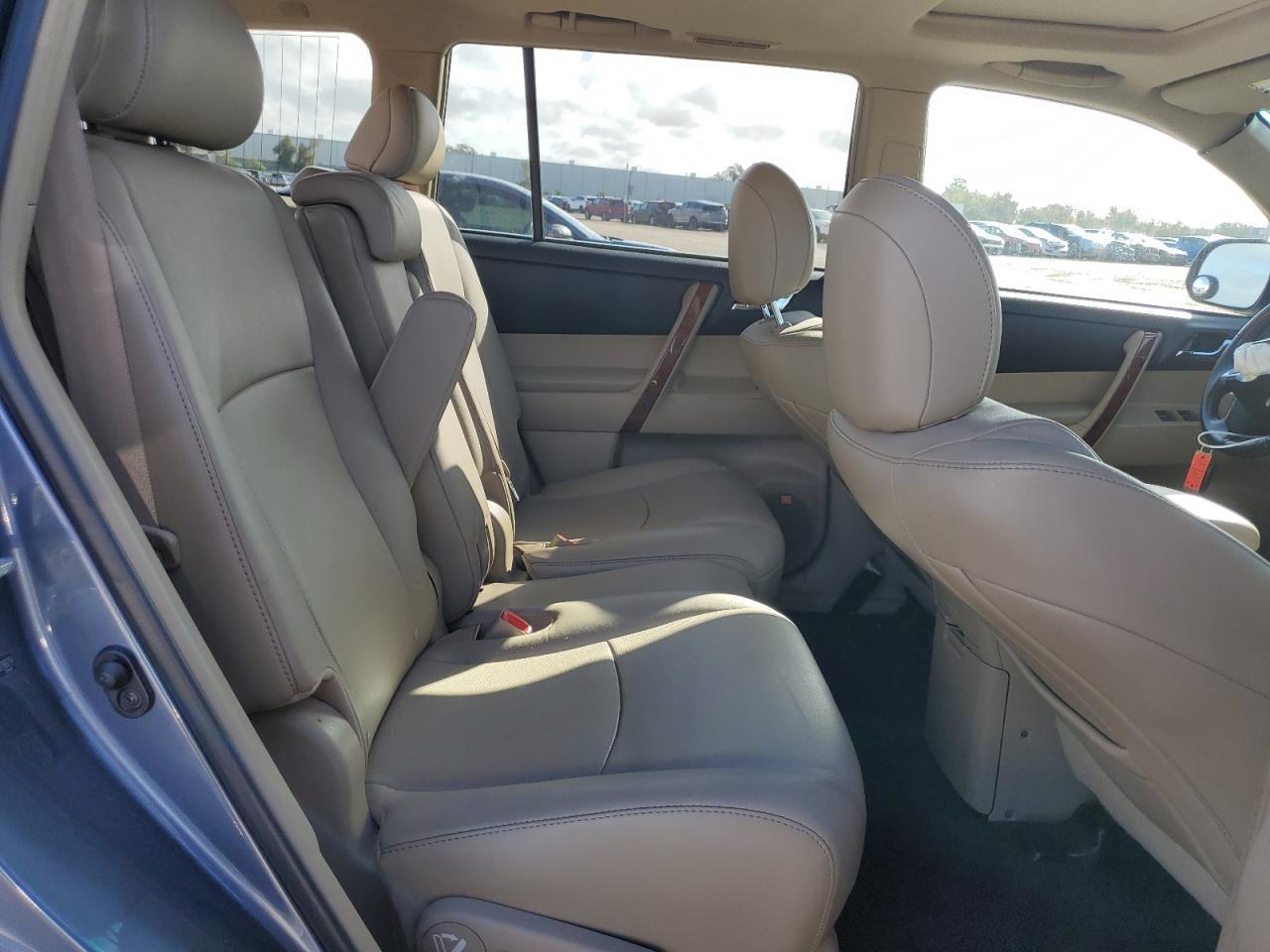 2011 TOYOTA HIGHLANDER