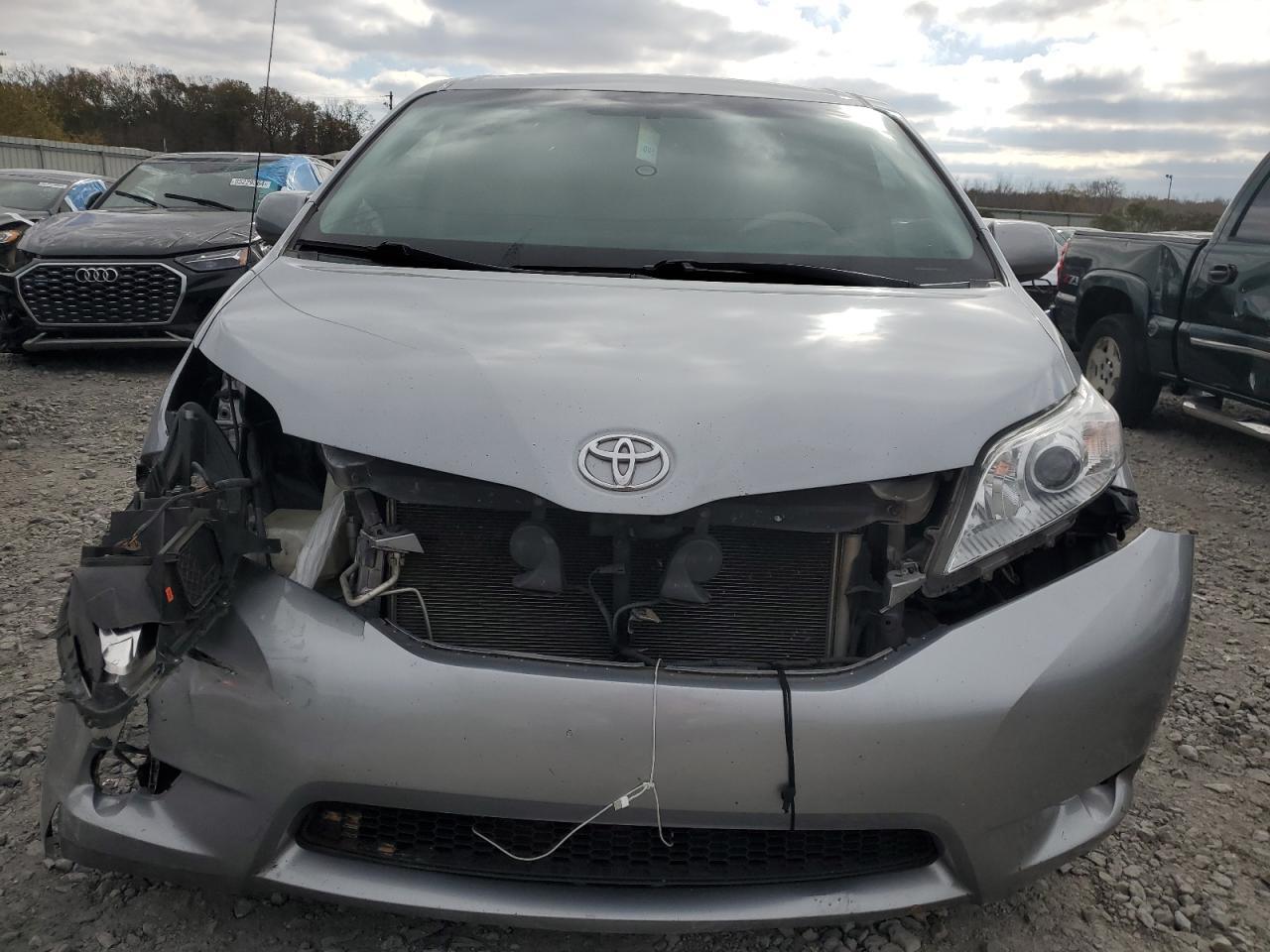 2011 TOYOTA SIENNA