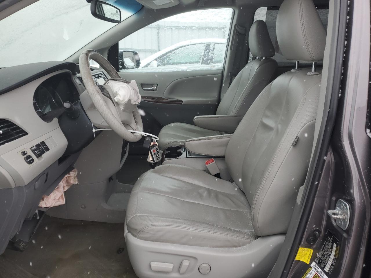 2013 TOYOTA SIENNA