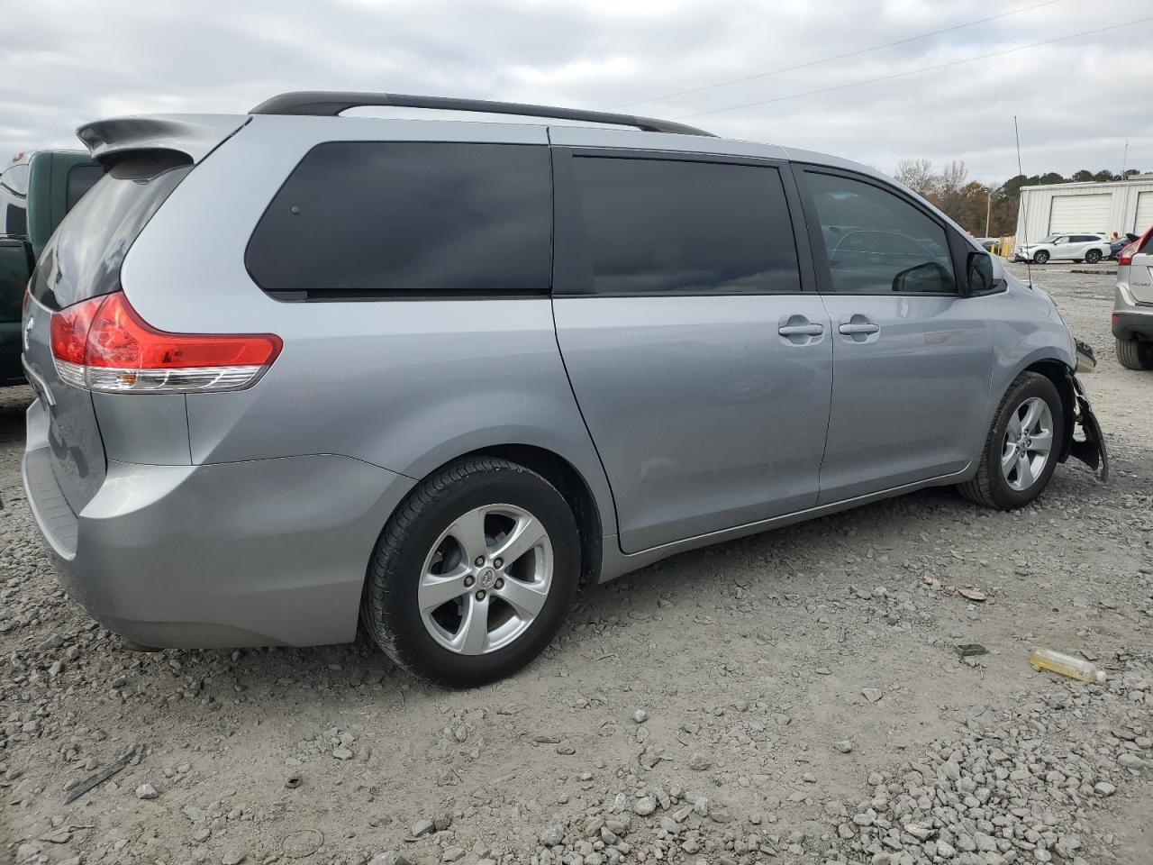 2011 TOYOTA SIENNA