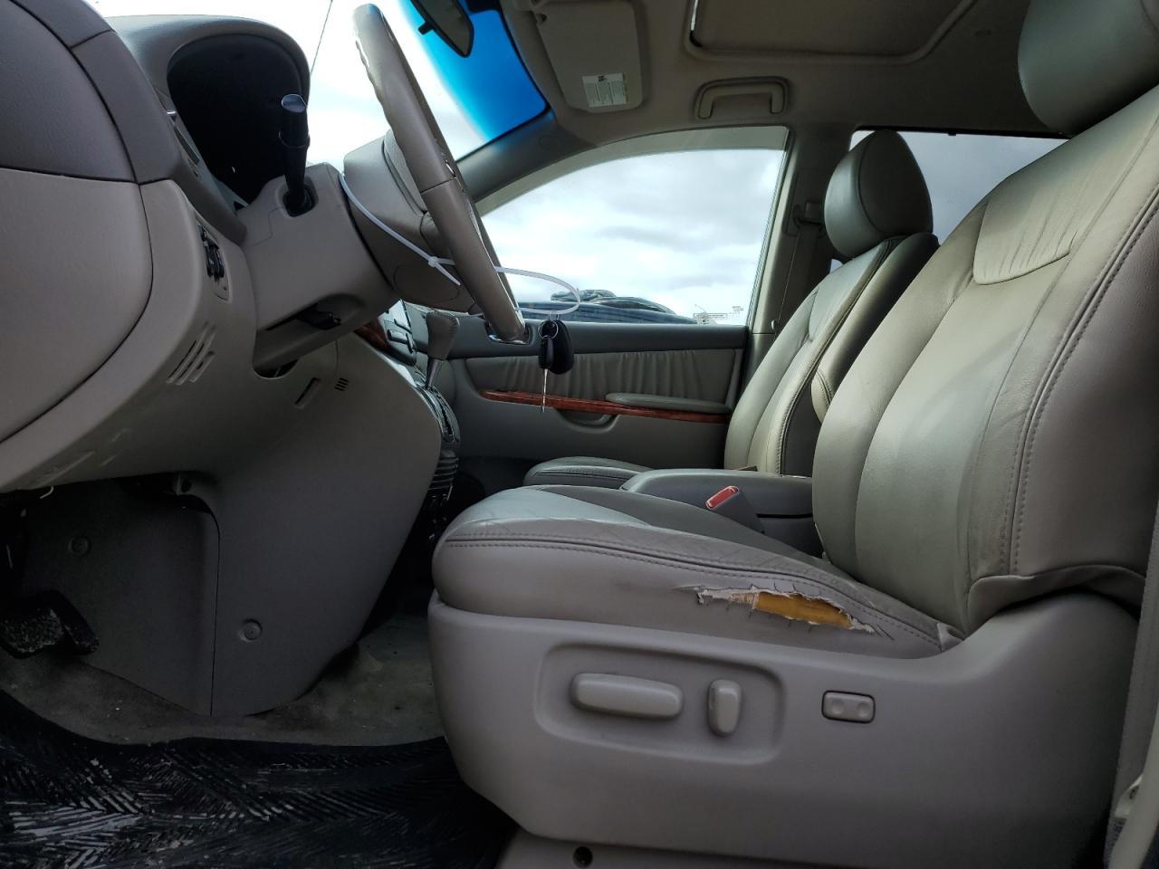 2009 TOYOTA SIENNA
