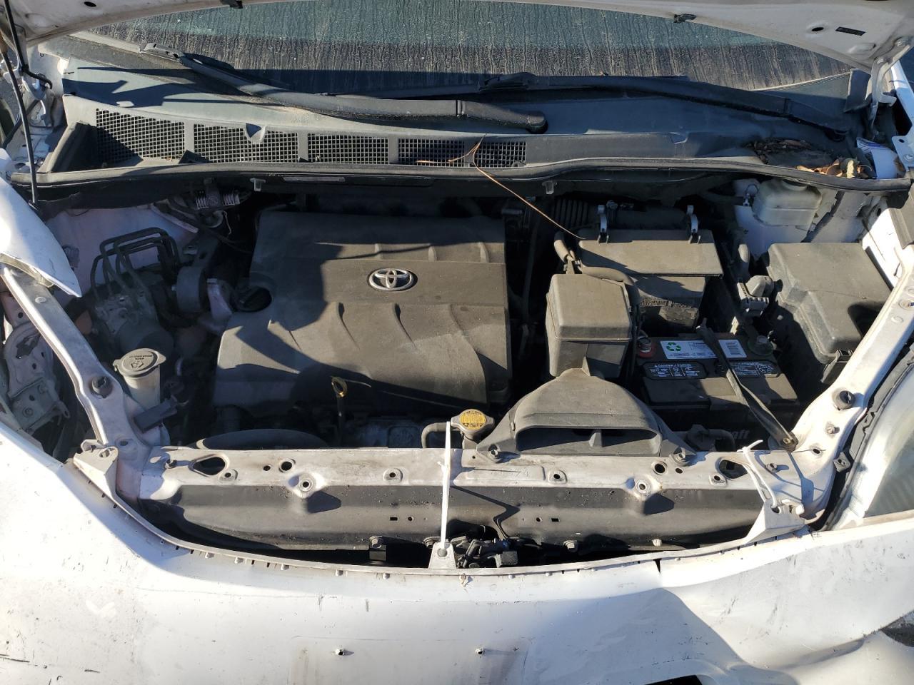 2011 TOYOTA SIENNA