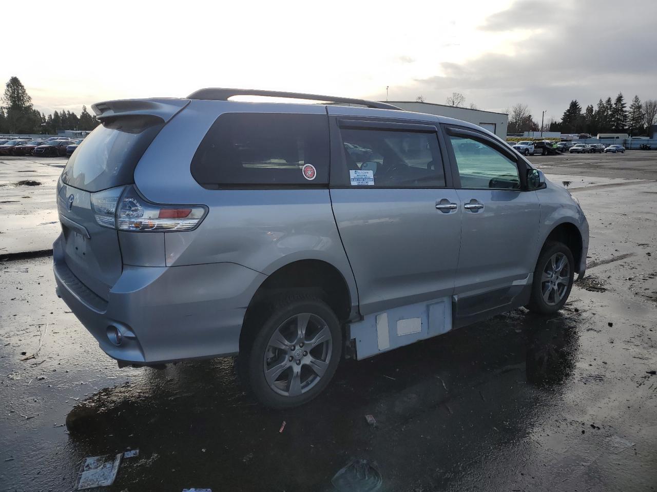2017 TOYOTA SIENNA