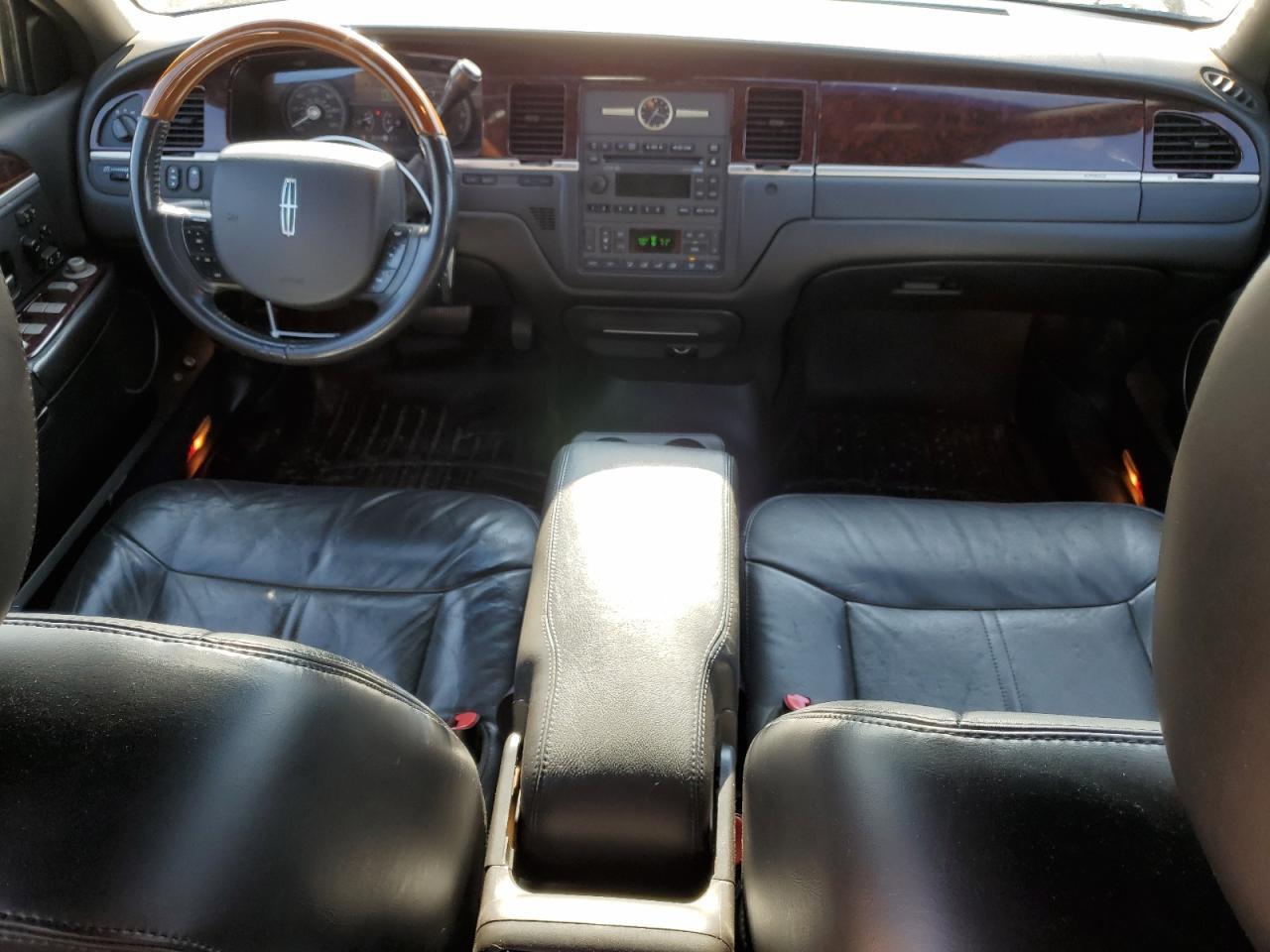 2011 LINCOLN Town Car