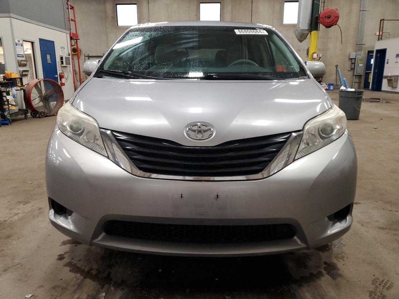 2012 TOYOTA SIENNA