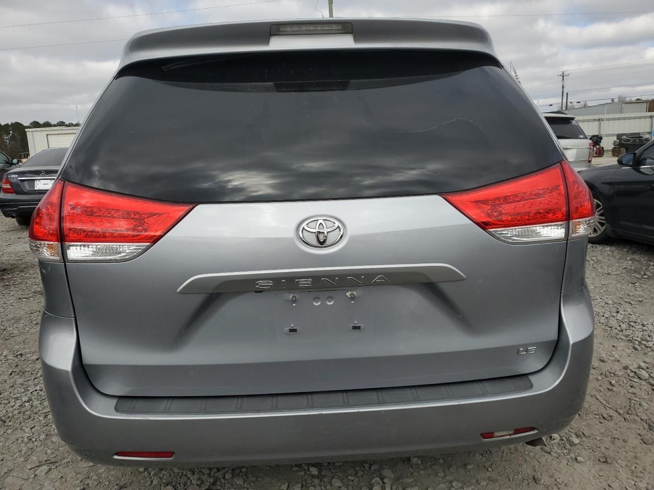 2011 TOYOTA SIENNA