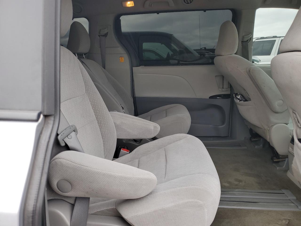 2011 TOYOTA SIENNA