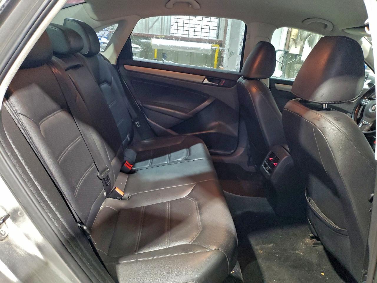 2014 VOLKSWAGEN Passat