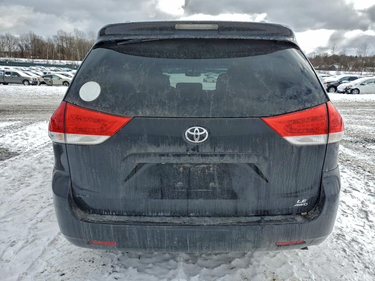 2011 TOYOTA SIENNA